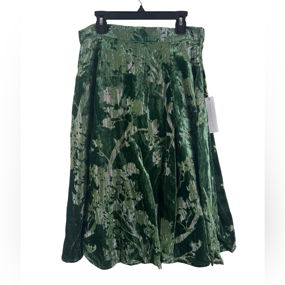 ModCloth "Just This Sway" A-line style.
Green Floral Velvet Skirt 🆕 - Picture 3 of 9